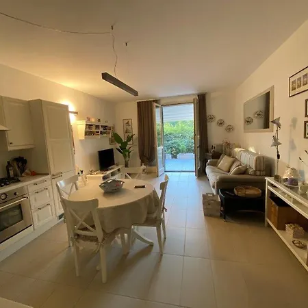 Mare Blu Apartment, 체르비아